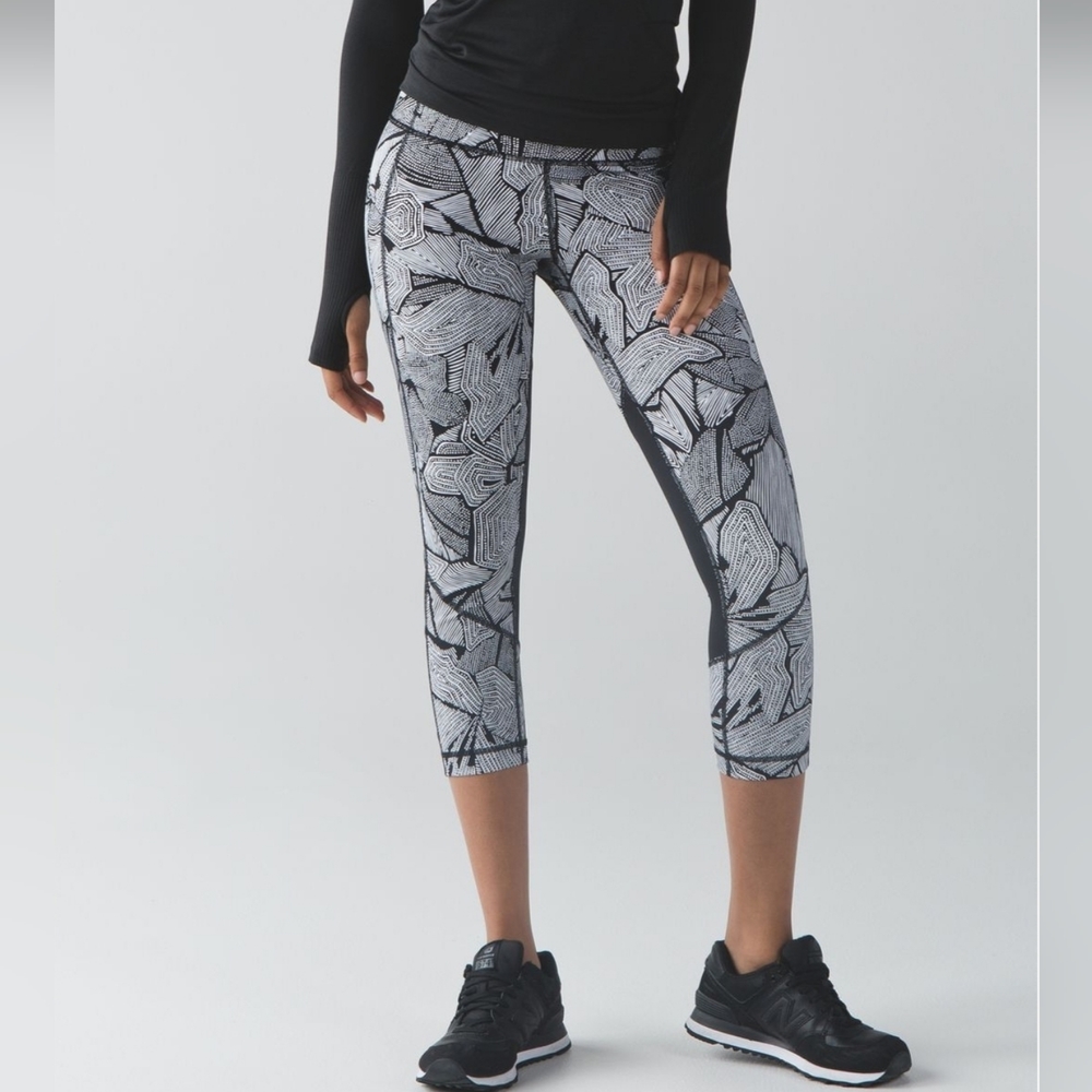 Lululemon Pace Rival Crop Dottie Tribe White Black EUC sz 6 Full on luxtreme